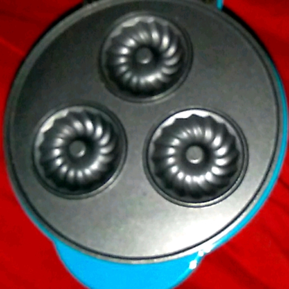 Mini Bundt Cake Maker - Picture 4 of 5